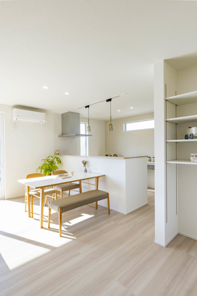 【浜松市】リビング充実！子育てに優しい家事ラクな家　クラビスホーム　ダイニングキッチン　リビング収納