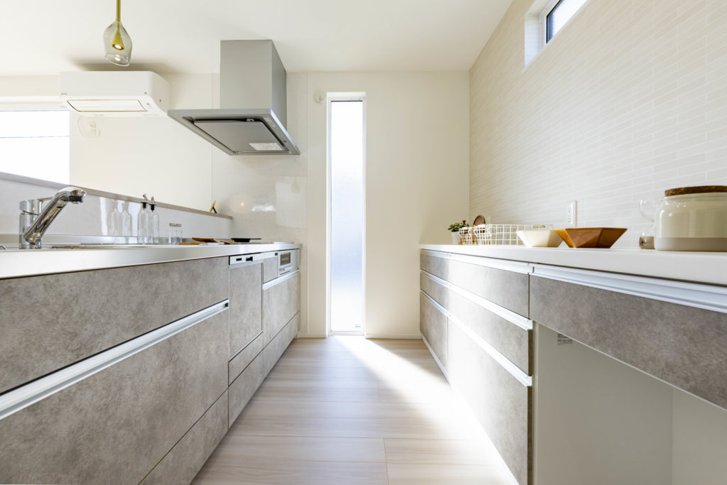 【浜松市】リビング充実！子育てに優しい家事ラクな家　クラビスホーム　明るいキッチン