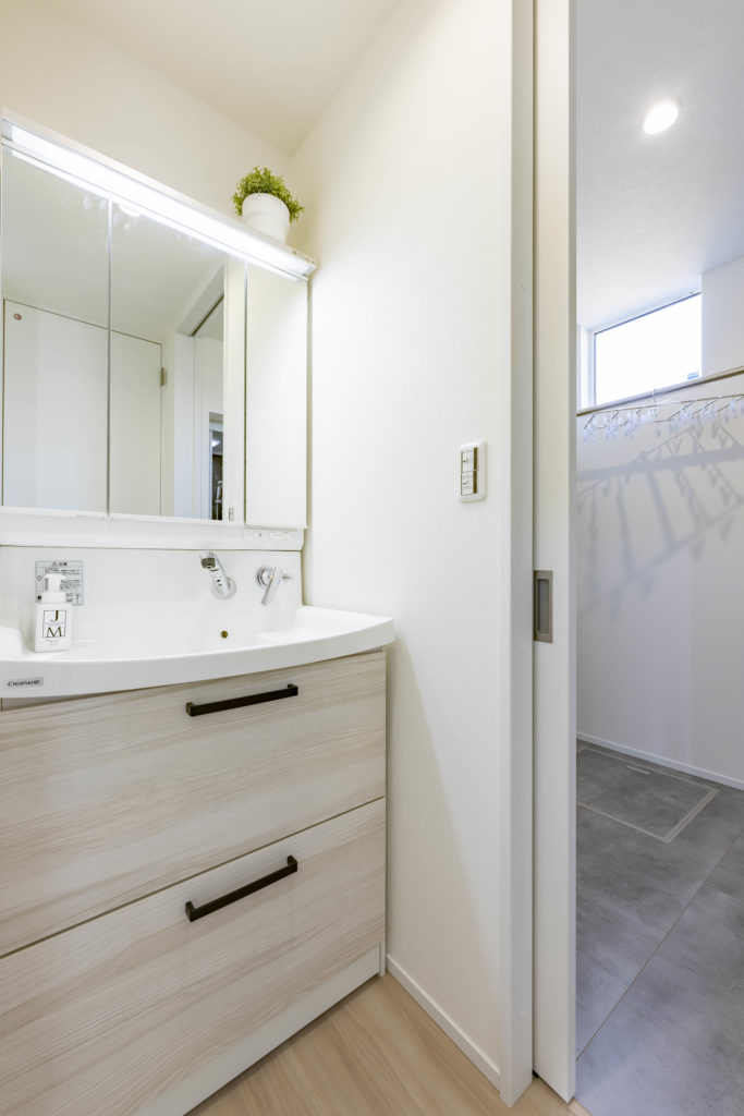 【浜松市】リビング充実！子育てに優しい家事ラクな家　クラビスホーム　洗面脱衣別