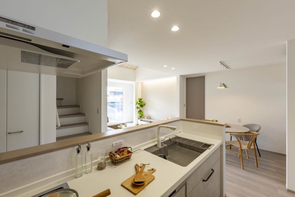 キッチン　平屋風の家　浜松市　クラビスホーム　リビング階段